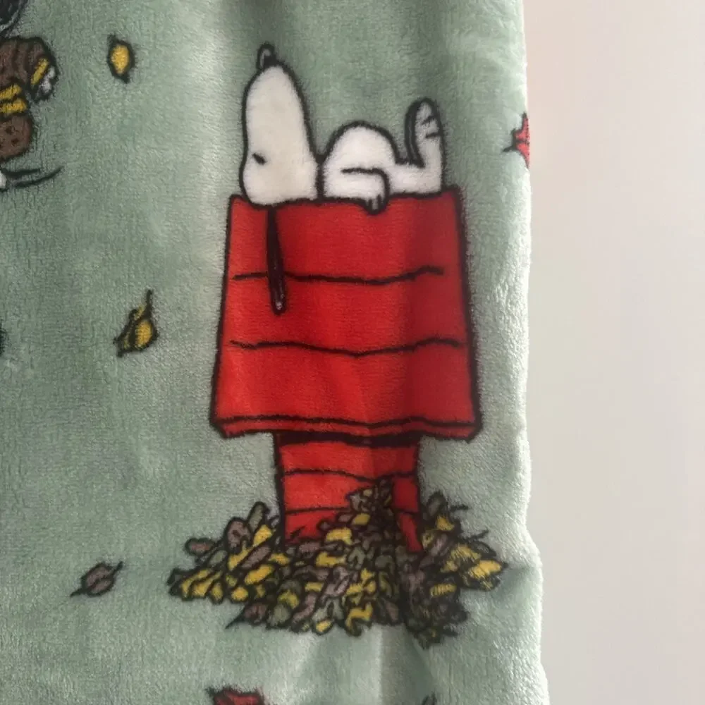 Peanuts Snoopy in Sweater 70x60” Fall Autumn Leaves Leaf Pumpkin Blanket Green